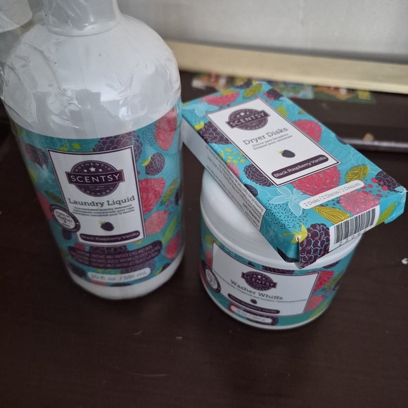 Scentsy Magnolia Shimmer Bath & Body Set - White and Purple - Picture 2 of 15